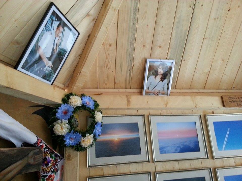 Familia Aurei au adus mai multe tablouri cu tanara studenta si le-au lasat in troita ridicata in memoria lor