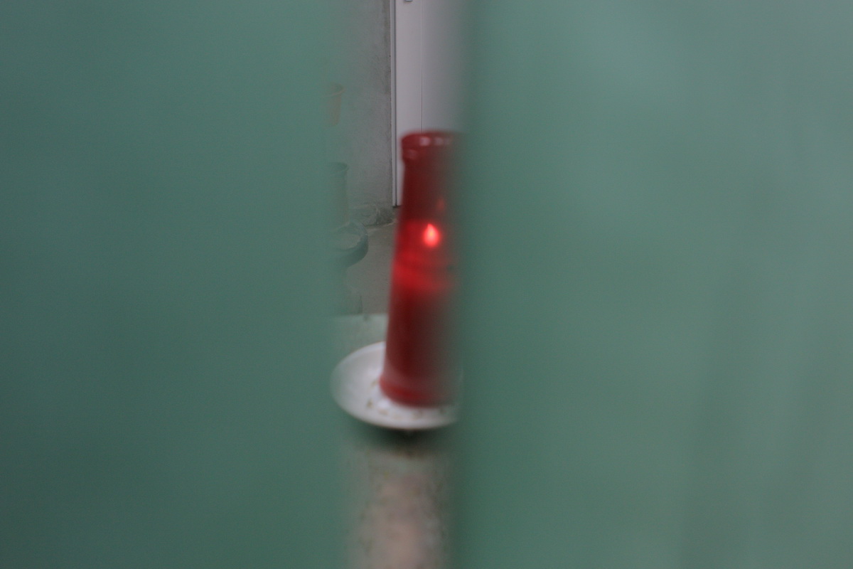 Doar o lumanare mai aminteste de tragedia prin care a trecut familia Elenei