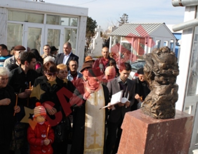 la mormantului marelui actor a fost amplasat un monument de circa 14.000 de euro