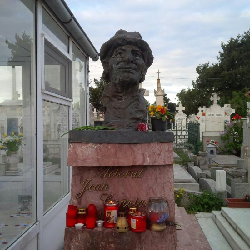 Pe regretatul actor Jean Constantin nu-l apara de ploaia decat... palaria