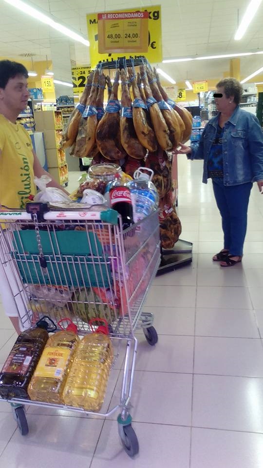 Artistul a mers la cumparaturi alaturi de mama sa