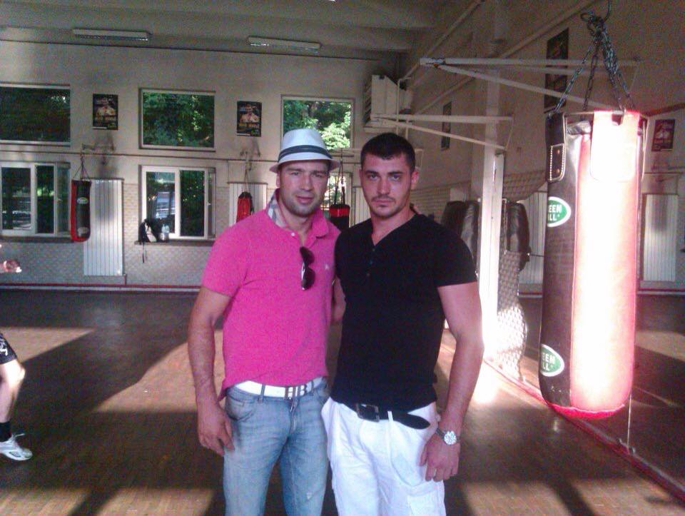 Tanarul arata mai degraba a model, decat luptator in gala Superkombat