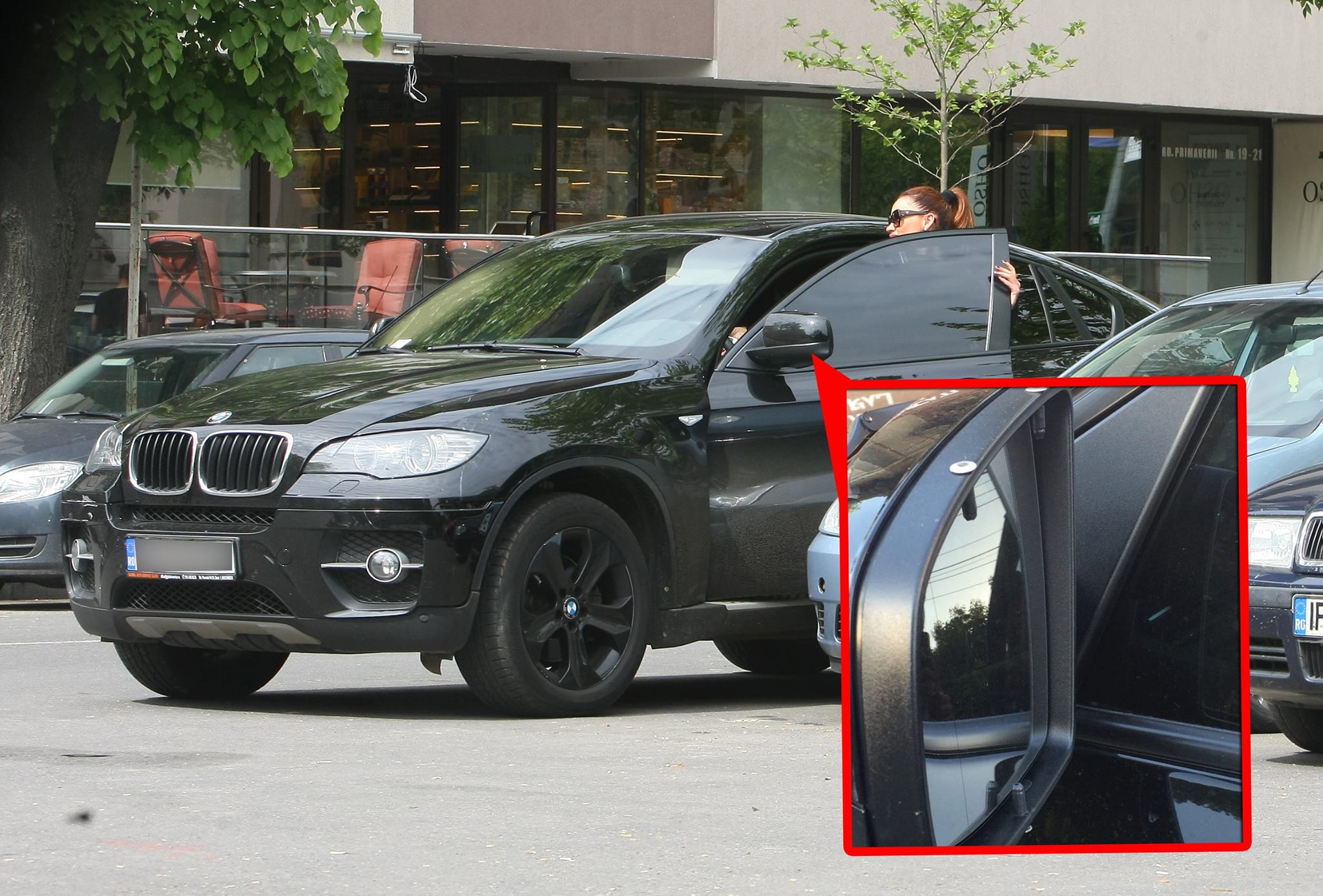 Bianca umbla cu oglinzile de la masina prinse in suruburi