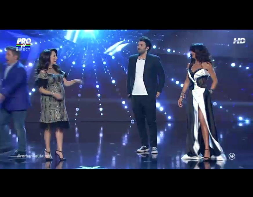 Andra si-a afisat burtica de gravida