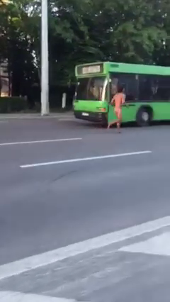 Barbatul a alergat in costumul lui Adam pe strazile din Constanta