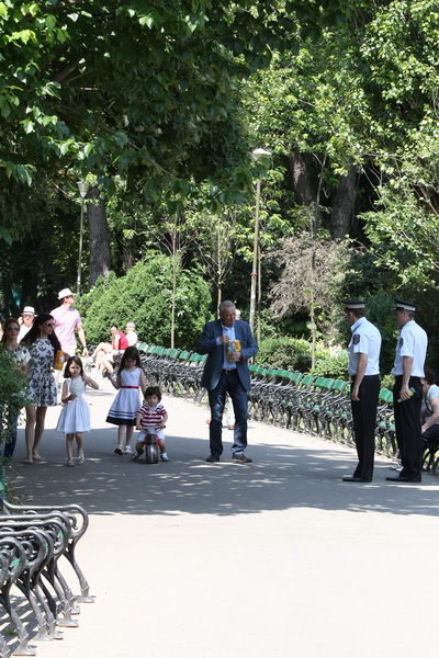 Sorin Oprescu s-a plimbat in Cismigiu alaturi de nora sa Ilinca si cei trei nepoti