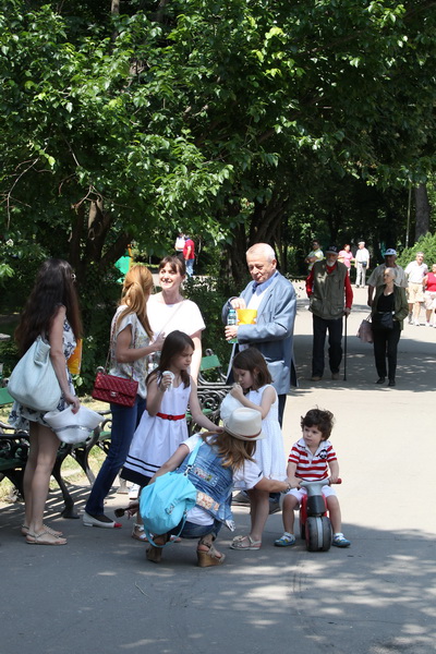 Edilul sef a renuntat la costumele sobre si a petrecut o zi alaturi de Matei (3 ani), Veronica (6 ani) si Smaranda (8 ani)