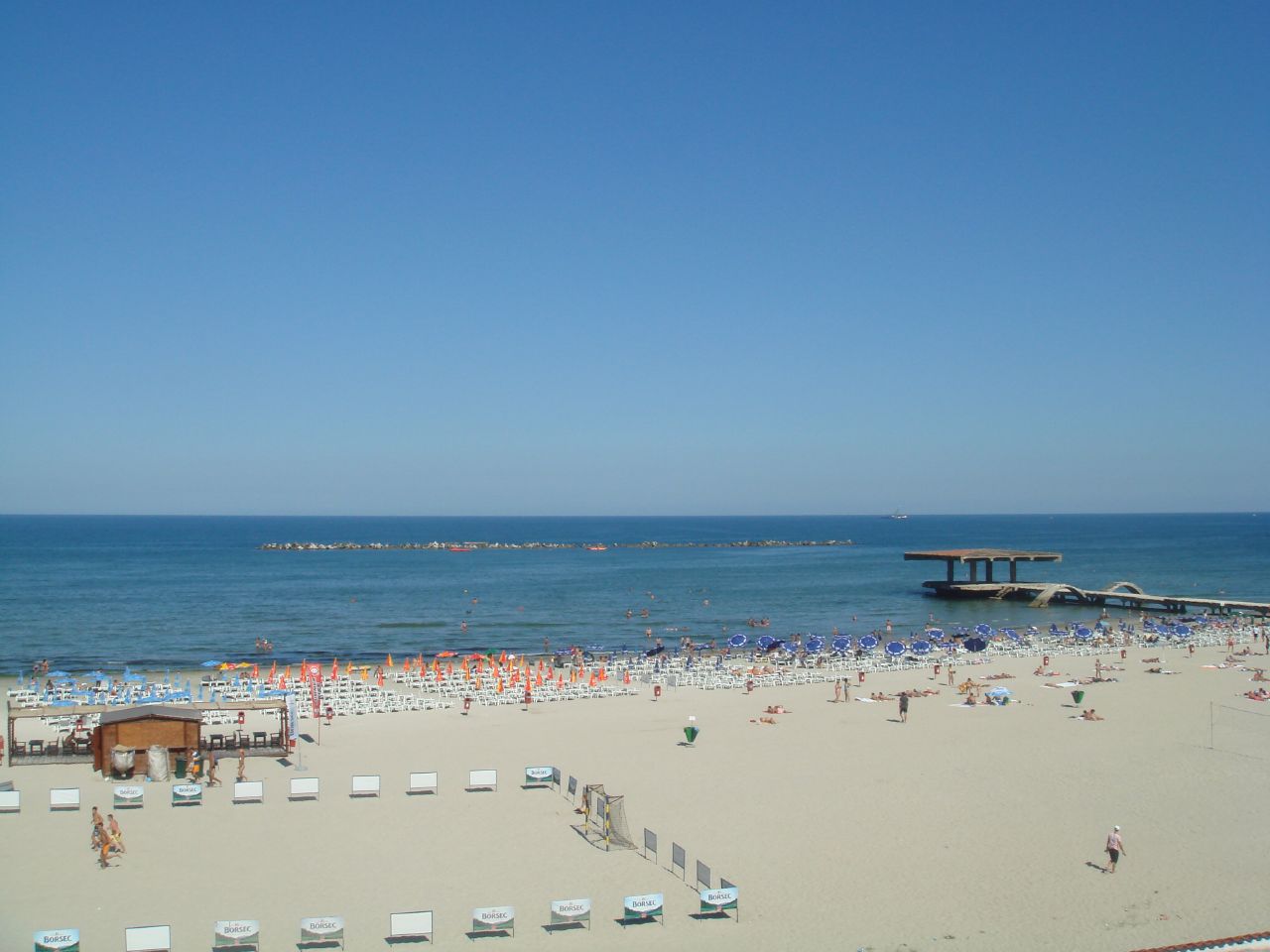 Plajele de fite din Mamaia isi astepata deja clientii