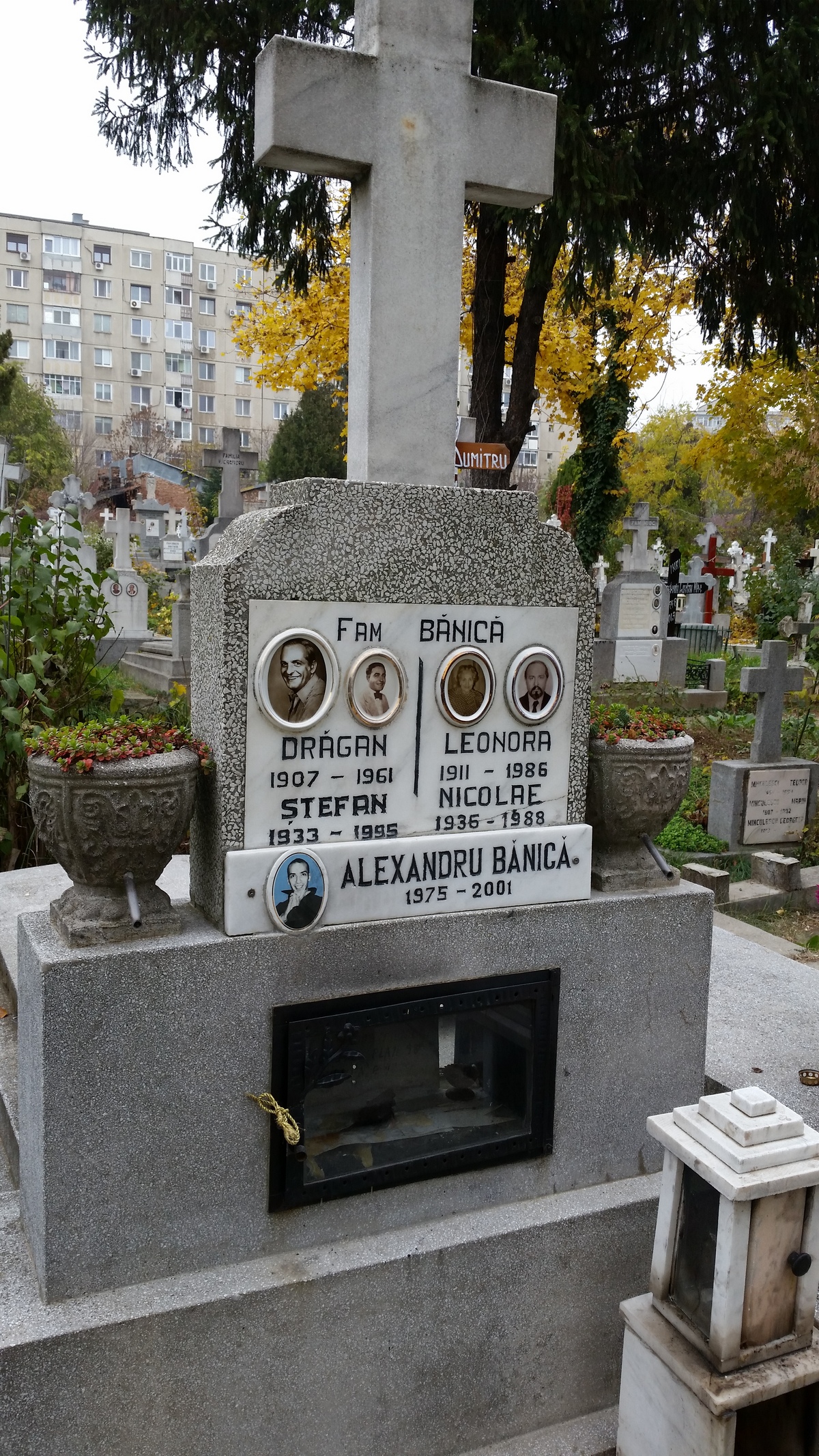 In cavoul familiei se afla cinci persoane, printre care si singurul frate al lui Stefan Banica Jr, care a murit in urma cu 13 ani