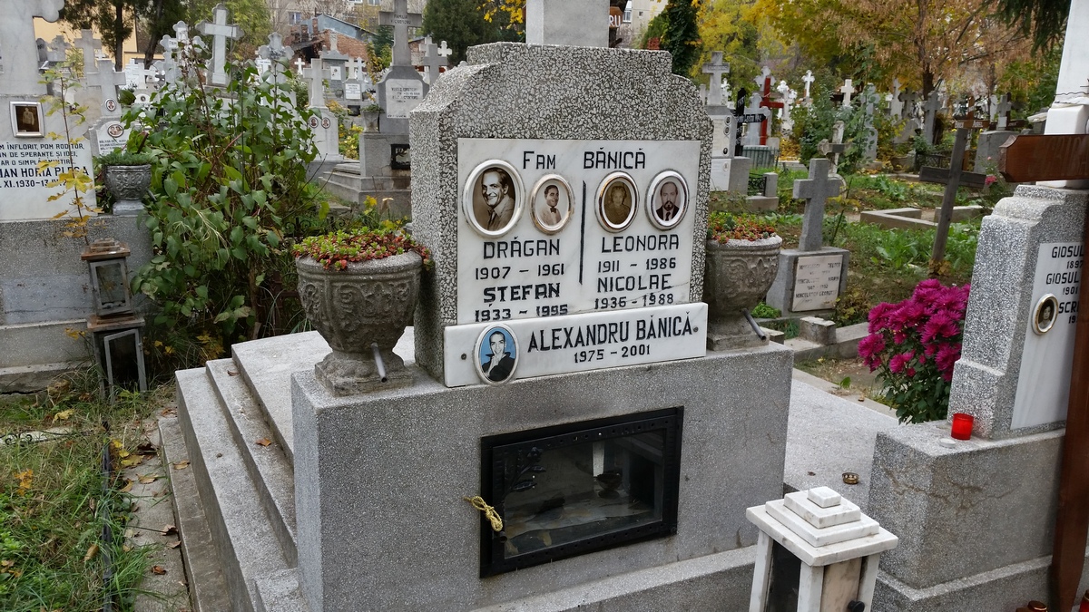 Surse din cimitr ne-au spus ca Stefan Banica Junior a venit de Paste la mromantul tatalui sau insotit de Lavinia Parva
