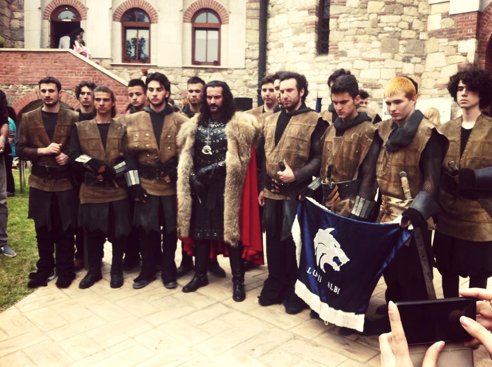 Bogdan Jianu este unul dintre fondatorii trupei Lupii albi, alaturi de celebra actrita Carmen Tanase