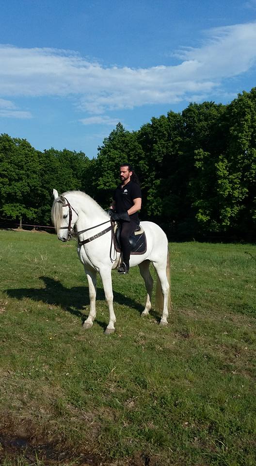 Dupa un casting, fara pile, Bogdan a ajuns sa fie noul preot din sezonul sapte din Las Fierbinti