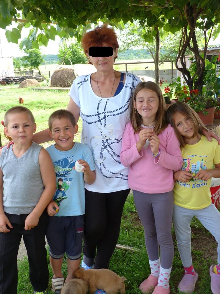 Bunica Doina alaturi de nepotii sai