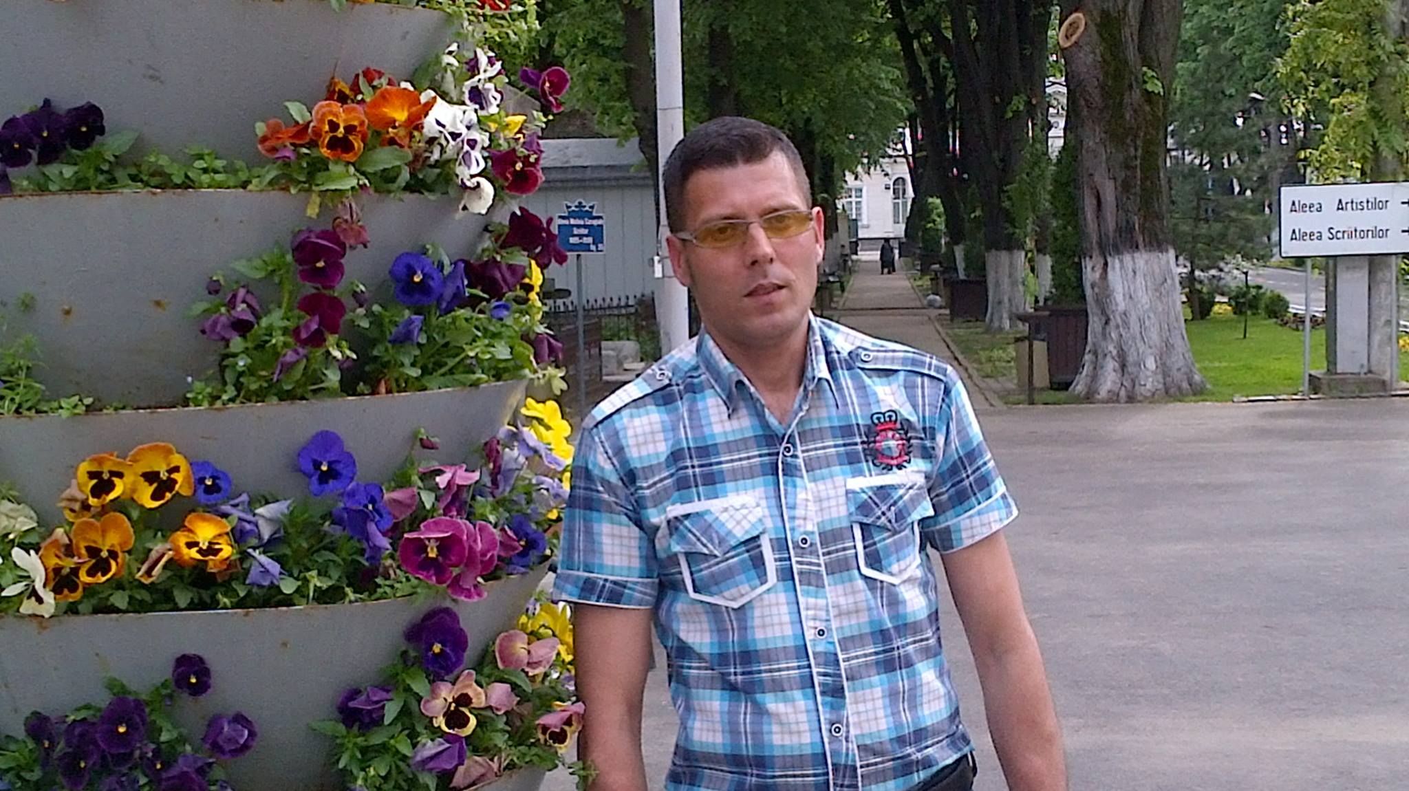 Ionut vine aproape zilnic la mromantul maestrului Dolanescu