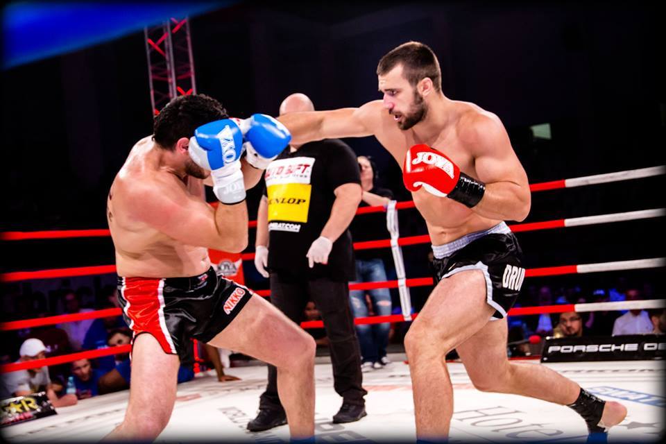 Andrei Stoica isi apara centura in meciul de la Constanta