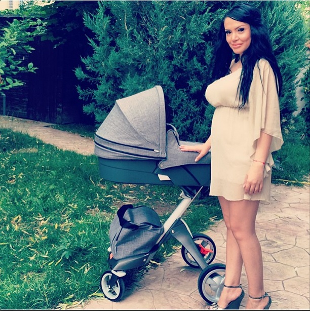 Prezentatoarea este o mamica sexy