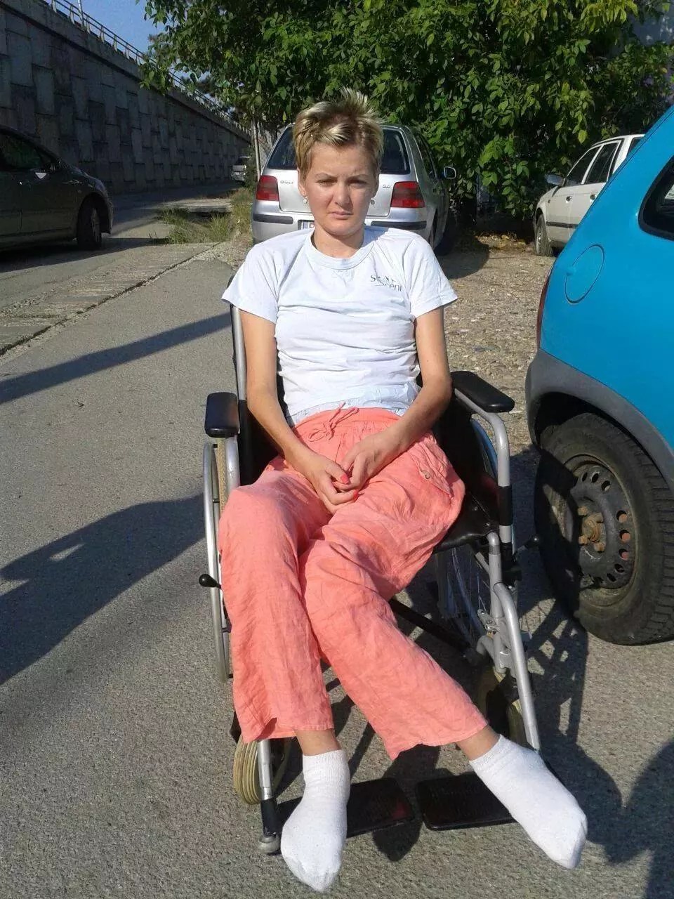 De doi ani frumoasa cantareata este imobilizata in scaunul cu rotile