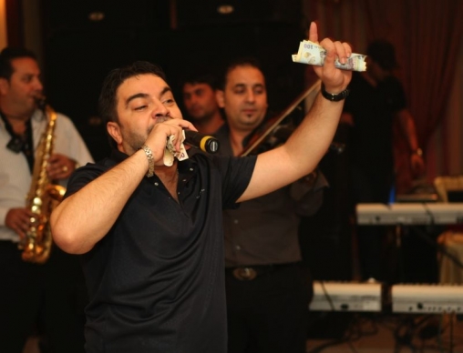 Florin Salam incaseaza bani frumosi din dedicatii