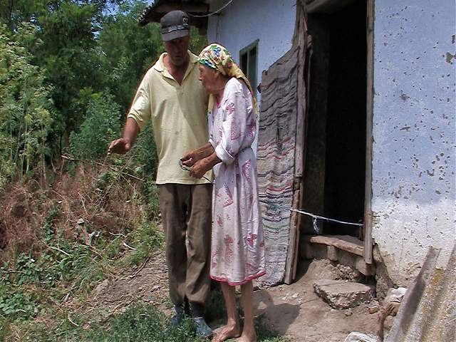 Batrana este tinuta legata de piciorul uneri mese (Sursa foto: monitorulbt.ro)