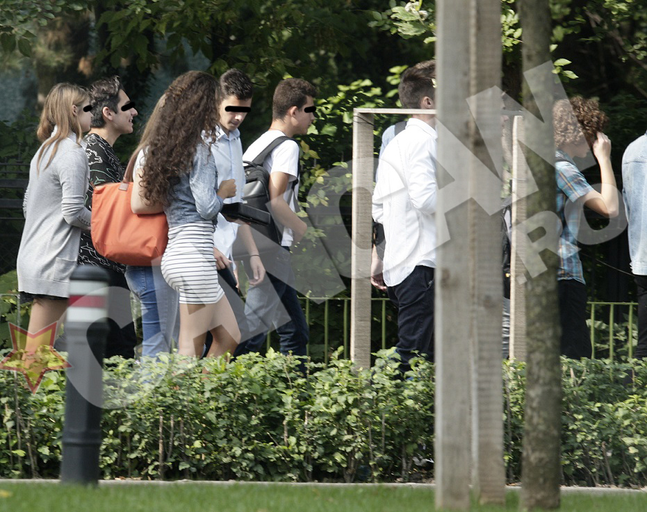 Fetele de liceu au facut parada modei in prima zi
