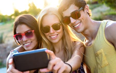 Adolescenţii sunt cei care încearcă să obţină aprobarea prietenilor şi îşi fac tot mai multe selfie-uri