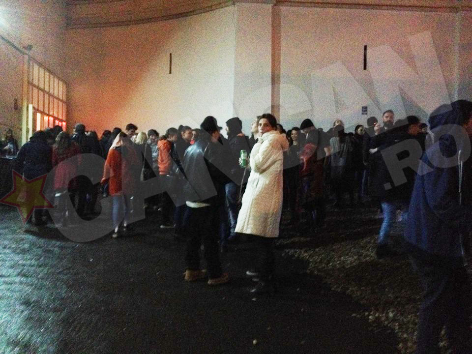 Nu e revoluţie! Sunt fumătorii care au luat o pauză de la concertul organizat sâmbătă la Arenele Romane! 