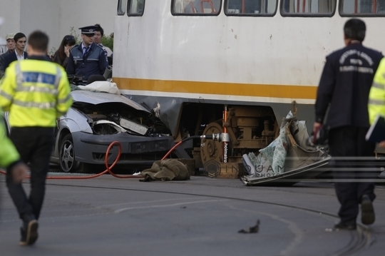 Autoturismul a ajuns sub tramvaiul sărit de pe şine