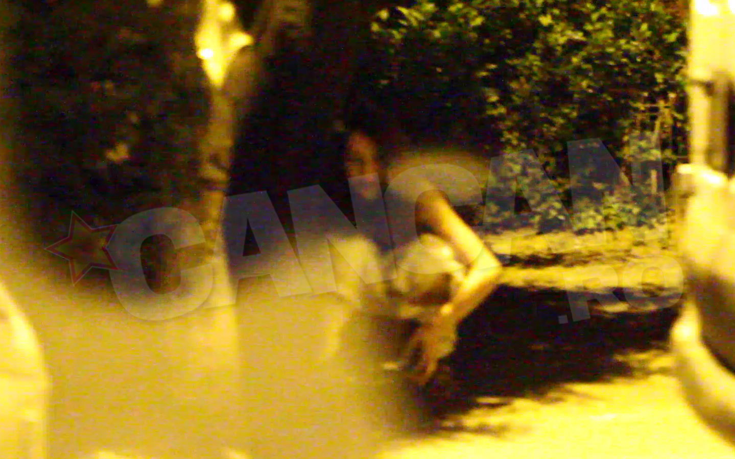 Prietena i-a ţinut Andreei de şase în timp ce se uşura în grădină.