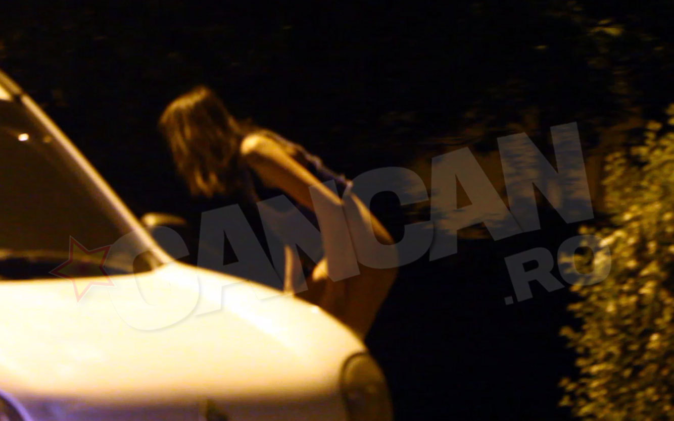 Când a observat că are spectatori, tânăra a încercat să-şi tragă pantalonii, în grabă