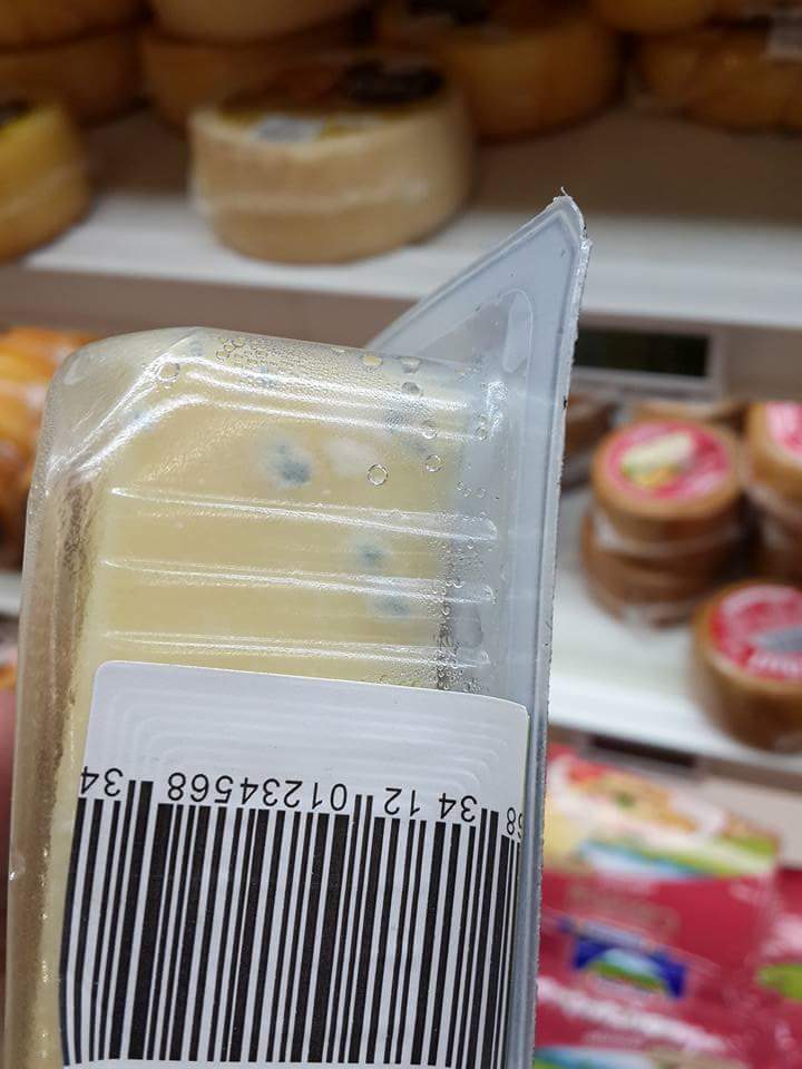 Punctele mari de mucegai sunt absolut vizibile