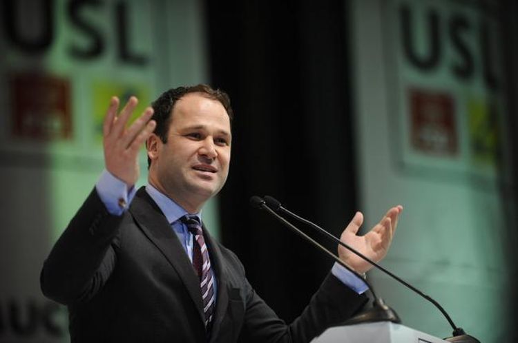 Robert Negoiţa are probleme cu...tezele!