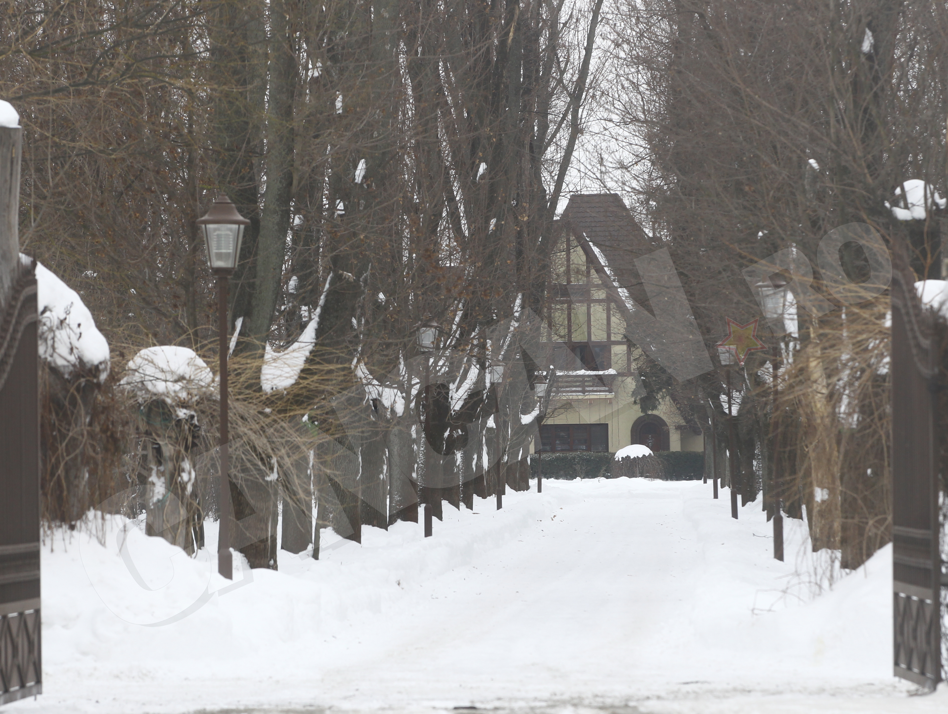 Bărbatul locuieşte într-o superbă vilă din Pipera care valorează multe milioane