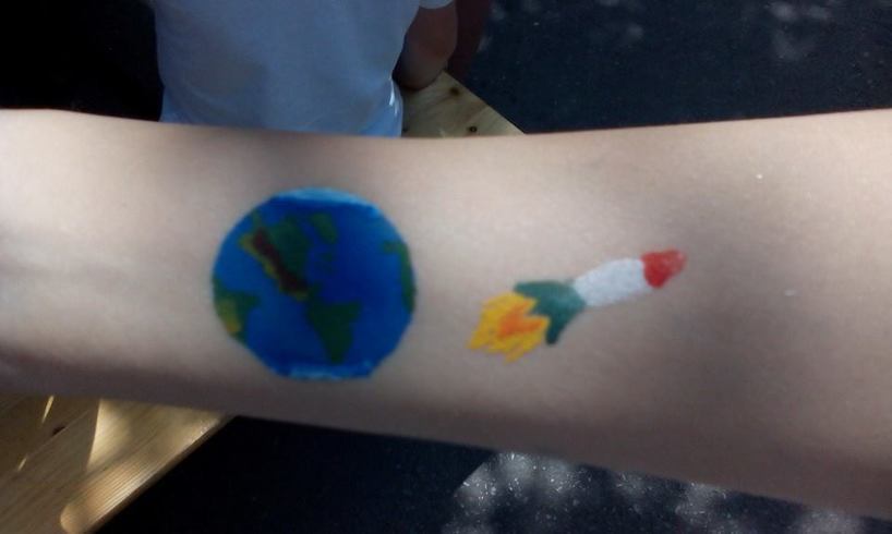 Paula este pasionată de astrofizică şi şi-a făcut în trecut un desen pe mână ce simboliza Pământul şi o rachetă