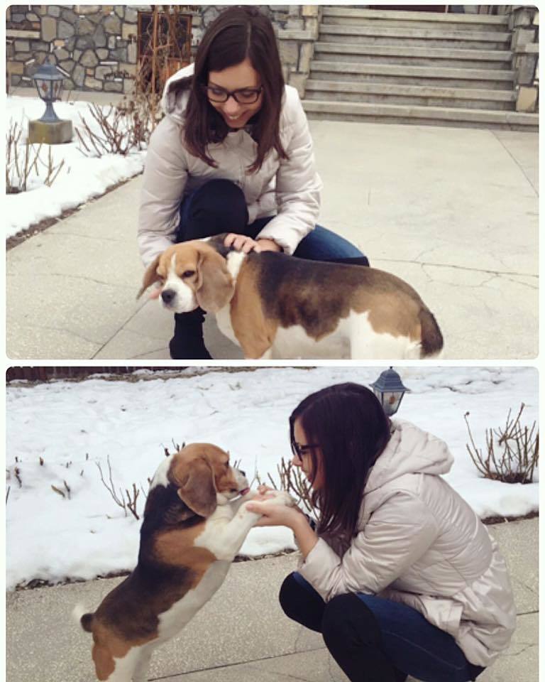 Căţelul i-a dat de gol pe cei doi, pentru că Mara Mareş s-a pozat în faţa casei mamei lui Iulian Stamate din Moreni