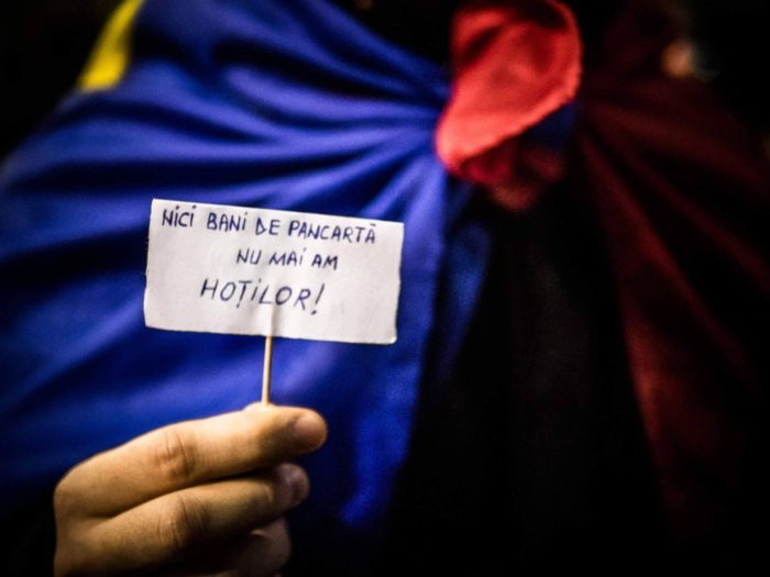 Când Soroş rămâne fără bani şi tu nu-ţi permiţi o pancartă pentru adulţi