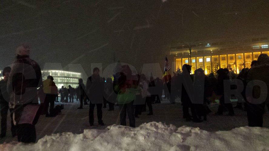 Protestatarii, nevoiţi să manifesteze pe întuneric