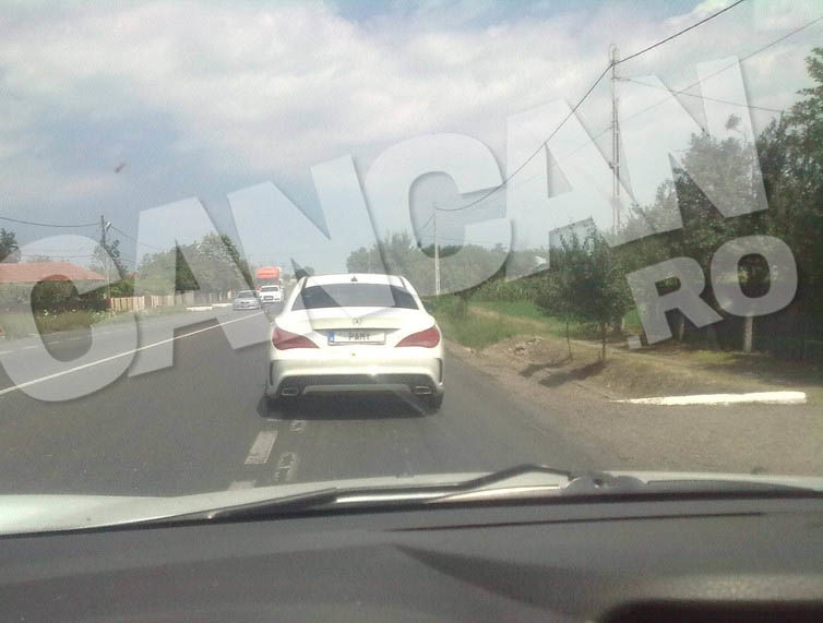 Tânăra şoferiţă avea un număr ieşit din comun la maşină