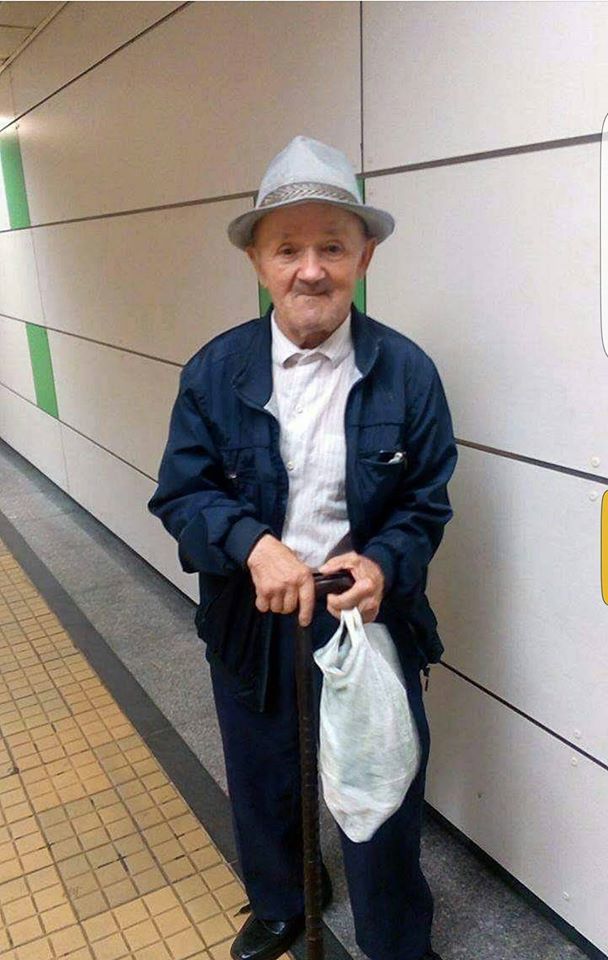 Acest bătrân îşi ia bastonul şi stă zi de zi la metrou pentru a primi ajutor din partea trecătorilor.