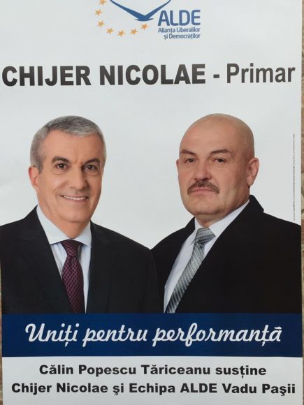 Consilierul local ALDE Nicolae Chijer, tatăl tânărului implicat în altercaţia din club, a apărut pe un afiş cu Călin Popescu Tăriceanu