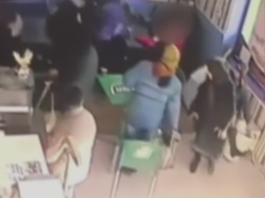 Bărbatul şi-a stopit soţia cu benzină