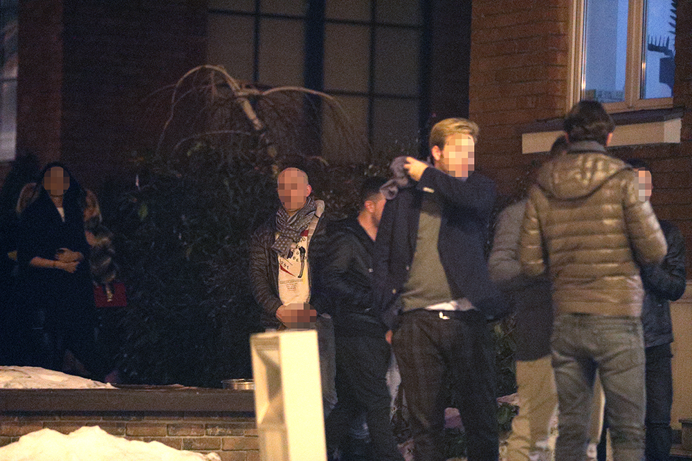 Fără să se sinchisească de cei din jur, un bărbat şi-a făcut nevoile în public