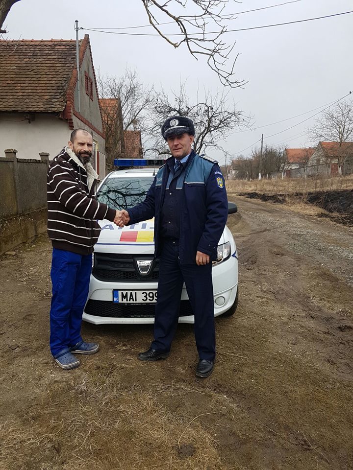 Bărbatul care a predat portofelul, felicitat de un om al legii