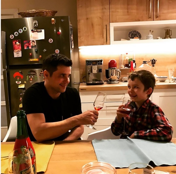 Cove a ciocnit un pahar de şampanie cu fiul lui