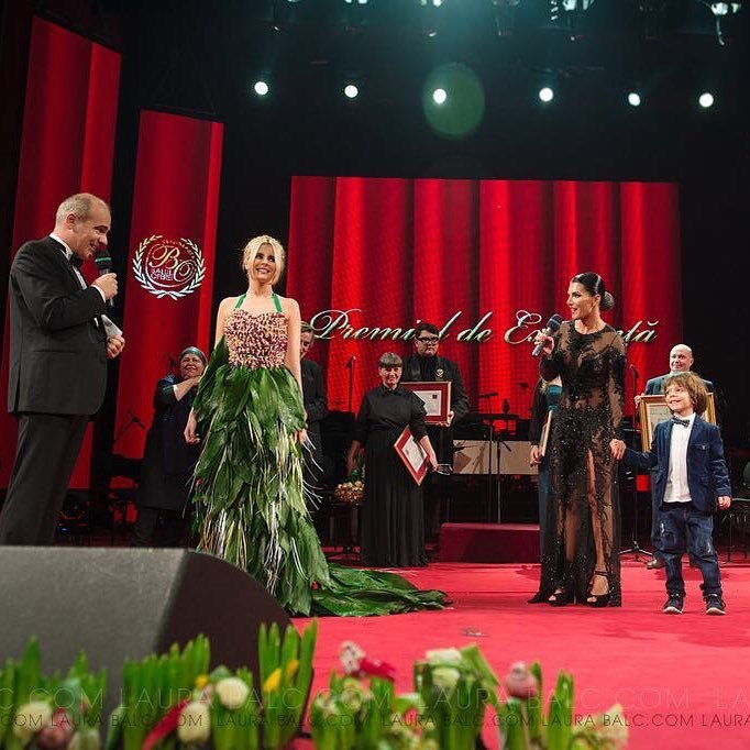 Florina, soţia lui Rareş Bogdan, a creat cea de-a patra rochie din flori absolut unicat, special pentru Balul Operei.