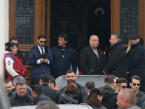 Unul dintre fiii lui Vasile Turcu a purtat ochelari de soare (stânga sus)