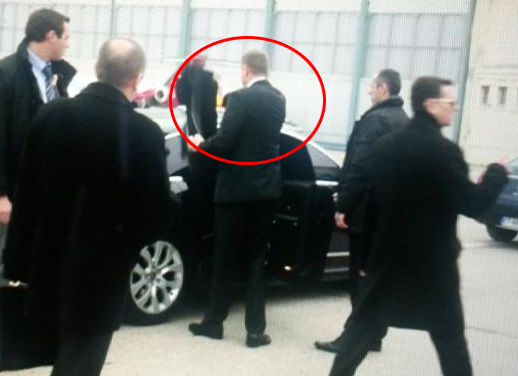 Iohannis a aruncat paltonul pe capota maşinii