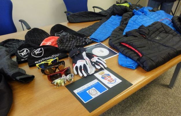 O parte din echipamentul sportiv furat de cei 5 români