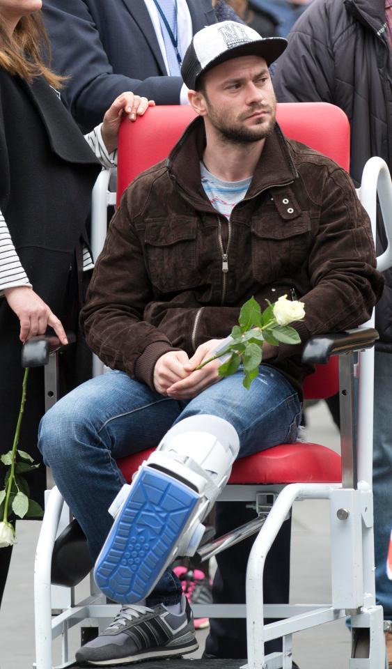 Iubitul Andreei Cristea a depus un singur trandafir alb