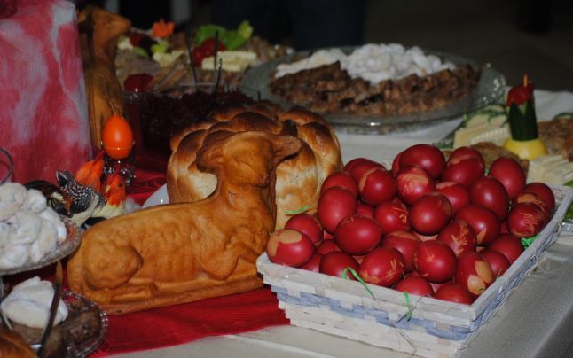 În Moldova, cojile de la ouăle roşii se aruncă pe drum, după cum o cere tradiţia