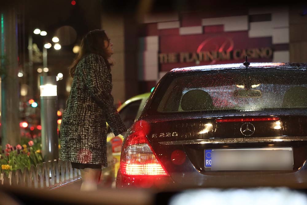 Raluca Ţintoiu a venit la întâlnire cu un superb Mercedes E 220 CDI